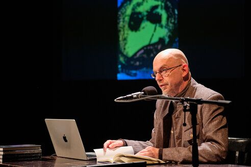 Lesung mit Autor vor Publikum