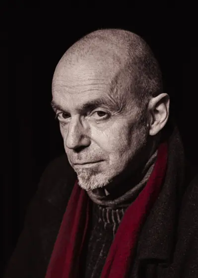 Porträtfoto von Thomas Altpeter im Atelier